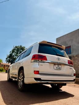 Land Cruiser V8 2017 - Image 3