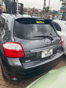 Toyota Auris 2011 - Image 2